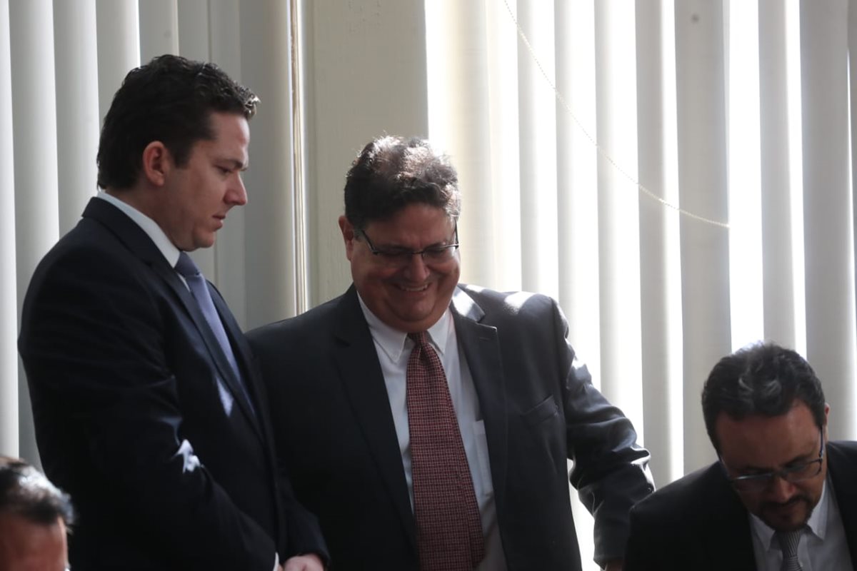 Rodrigo Arenas y Andrés Botrán esperan el inicio de la audiencia judicial. (Foto Prensa Libre: Érick Ávila)