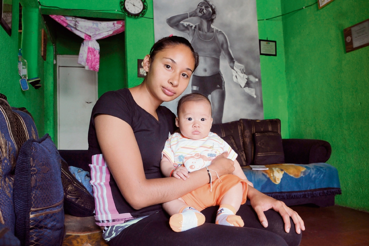 En la sala de su casa, Jamy y su pequeño Caleb, de 6 meses, quien se ha convertido en su motivación. (Foto Prensa Libre: Marcela Morales)