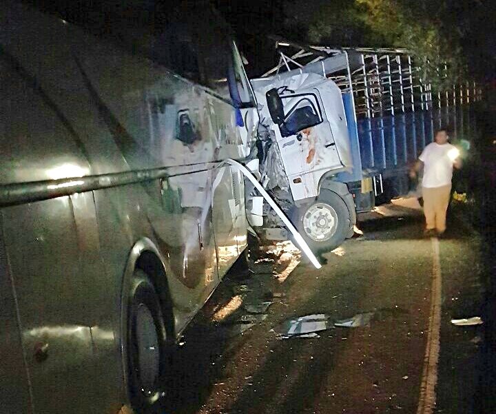 Transportistas asistieron a los heridos. (Foto Prensa Libre: Dony Stewart)