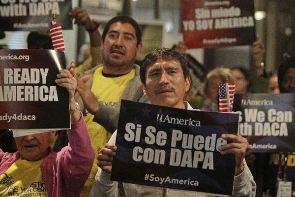 el inmigrante Ruben Casillas, a la derecha, y otros muestran su apoyo durante un evento en la DACA y DAPA Alivio de Inmigración en el Houston International Trade Center. (Foto Prtensa Libre:AP