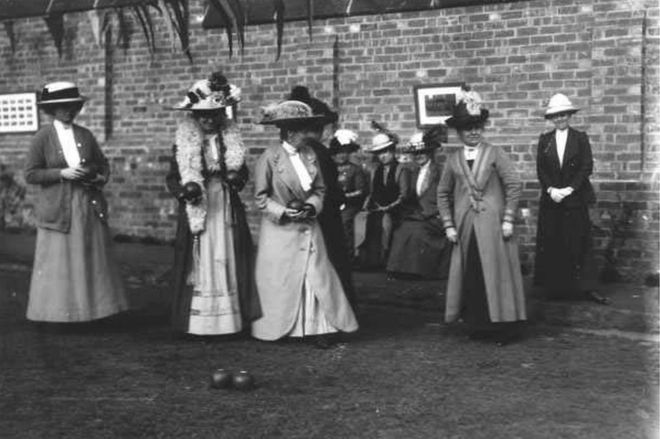Chesterfield Bowling Club solía contar con un día anual en el que las mujeres podían jugar, según un exmiembro del club. PICTURETHEPAST.ORG.UK