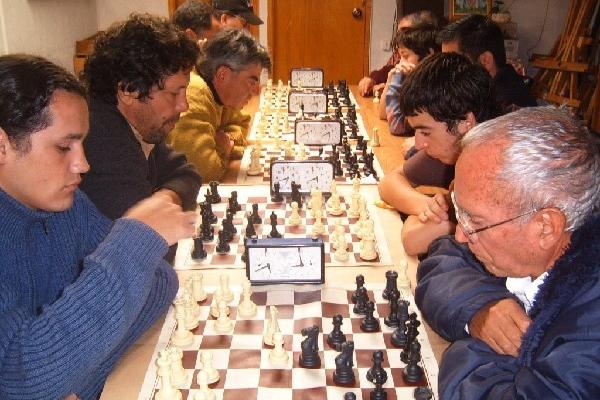 El ajedrez agiliza las funciones cerebrales.