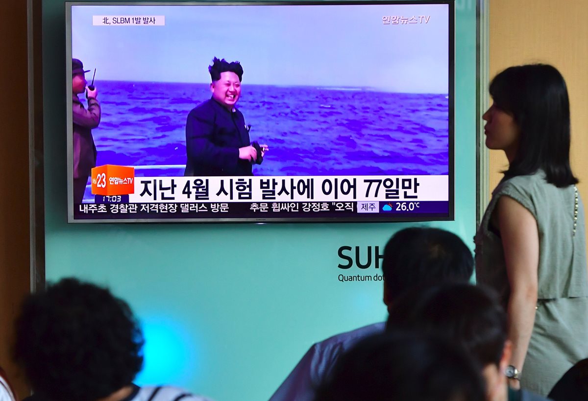 Una transmisión televisiva muestra al máximo líder de Corea del Norte, Kim Jong-Un, sancionado recientemete por EE. UU. (Foto Prensa Libre: AFP).