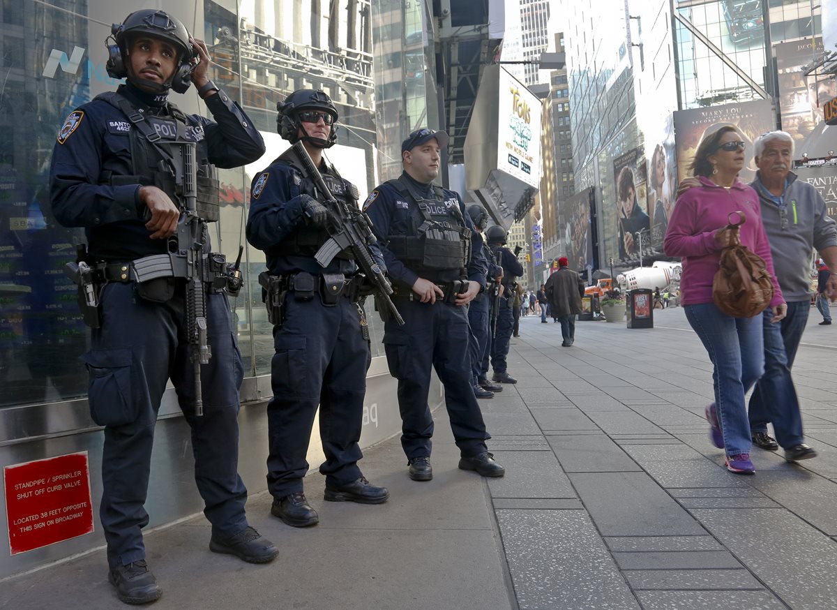 Policías de la unidad antiterrorista de Nueva York montan guardia en el Times Square. (Foto Prensa Libre: AP).