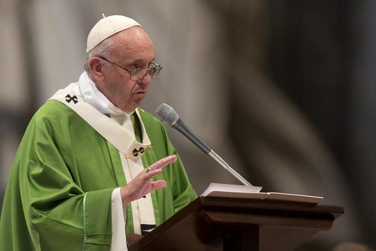 El papa Francisco durante una homilía en El Vaticano. (Foto HemerotecaPL)