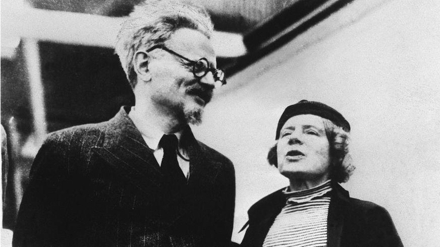 León Trotski junto a su esposa Natalia Sedova en México.GETTY IMAGES