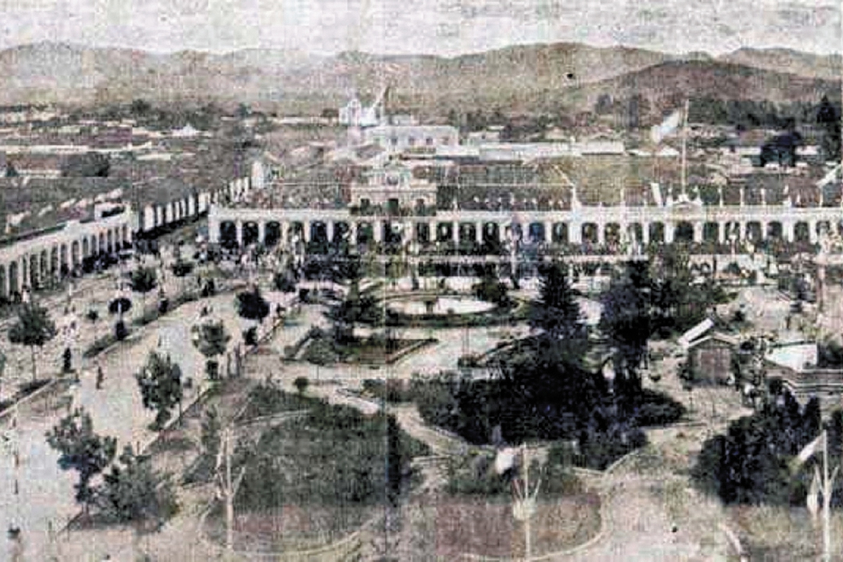 Panorámica de la Plaza de Armas, a finales del siglo XIX.