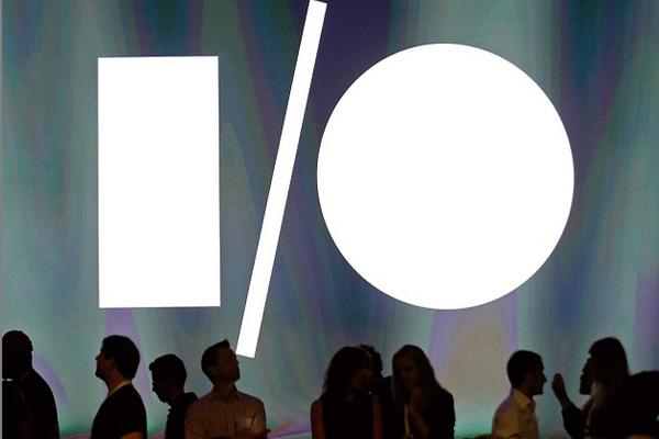 Visitantes observan el logo de la conferencia I/O, de Google, en San Francisco. (Foto Prensa Libre: AP)