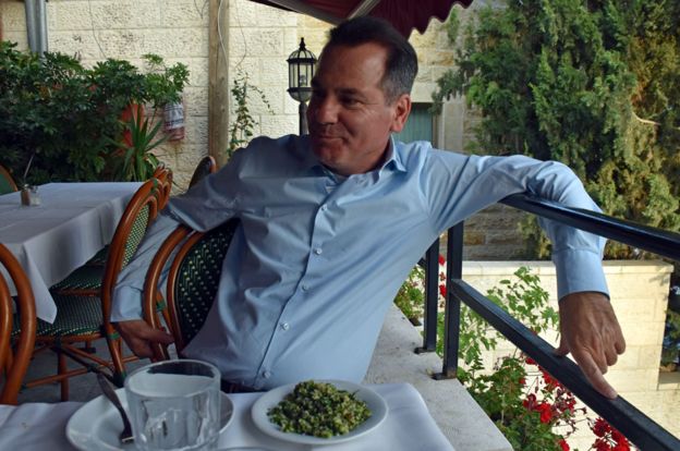 La sonrisa de Ibrahim lo dice todo: es un hombre feliz.