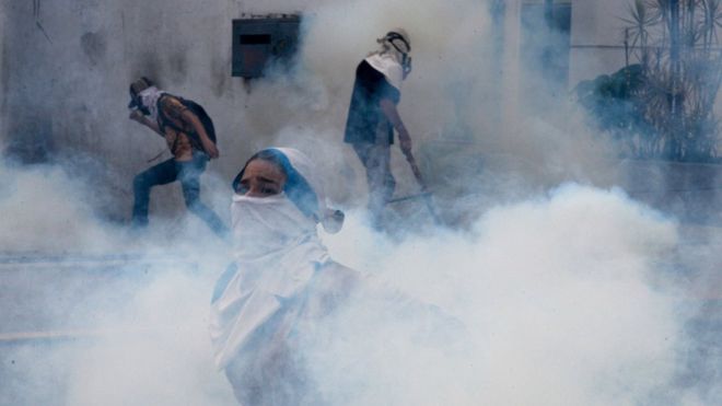 La policía usó gases lacrimógenos en las protestas de abril de 2017 contra el gobierno de Nicolás Maduro, en Caracas, Venezuela. AFP/GETTY IMAGES