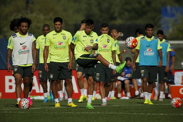 Neymar encabeza el grupo de jugadores de la selección de futbol de Brasil en un entrenamiento en el Centro de Formación de Red Bull en Whippany, Nueva Jersey, Estados Unidos. (Foto Prensa Libre: EFE)