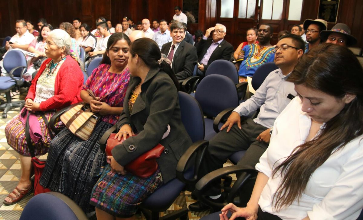 En citación en el Congreso, se denunció el supuesto cobro ilegal en algunas sucursales de la Demi. (Foto Prensa Libre: Cortesía Winaq)