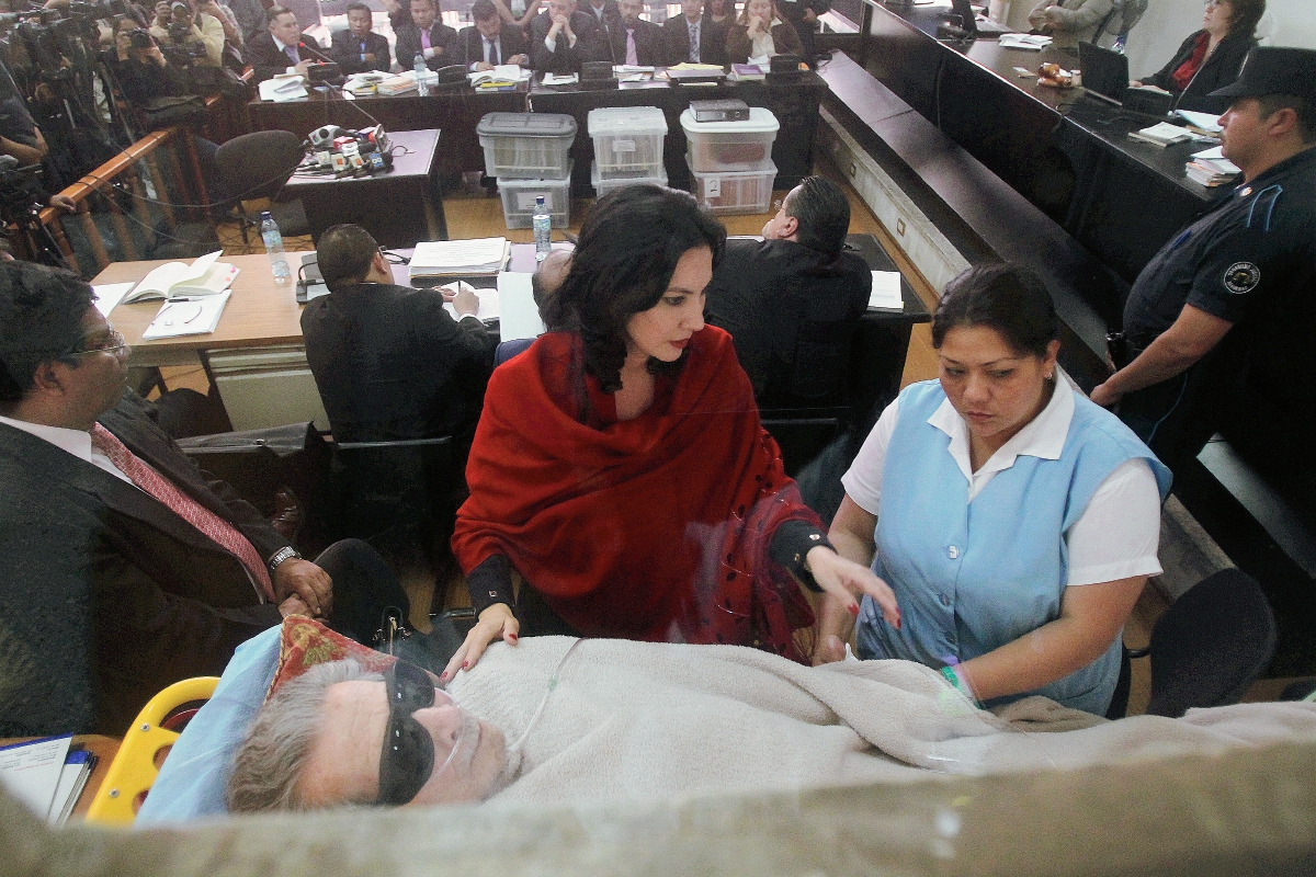 El 5 de enero del año en curso, Efraín Ríos Montt fue llevado a la sala de debates en camilla y con lentes oscuros. (Foto Prensa Libre: Hemeroteca PL)