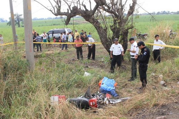 Dos hombres que viajaban en una motocicleta perecieron luego de un percance con una camioneta tipo agrícola ocurrido en el kilómetro 61 de la ruta Escuintla-Taxisco.