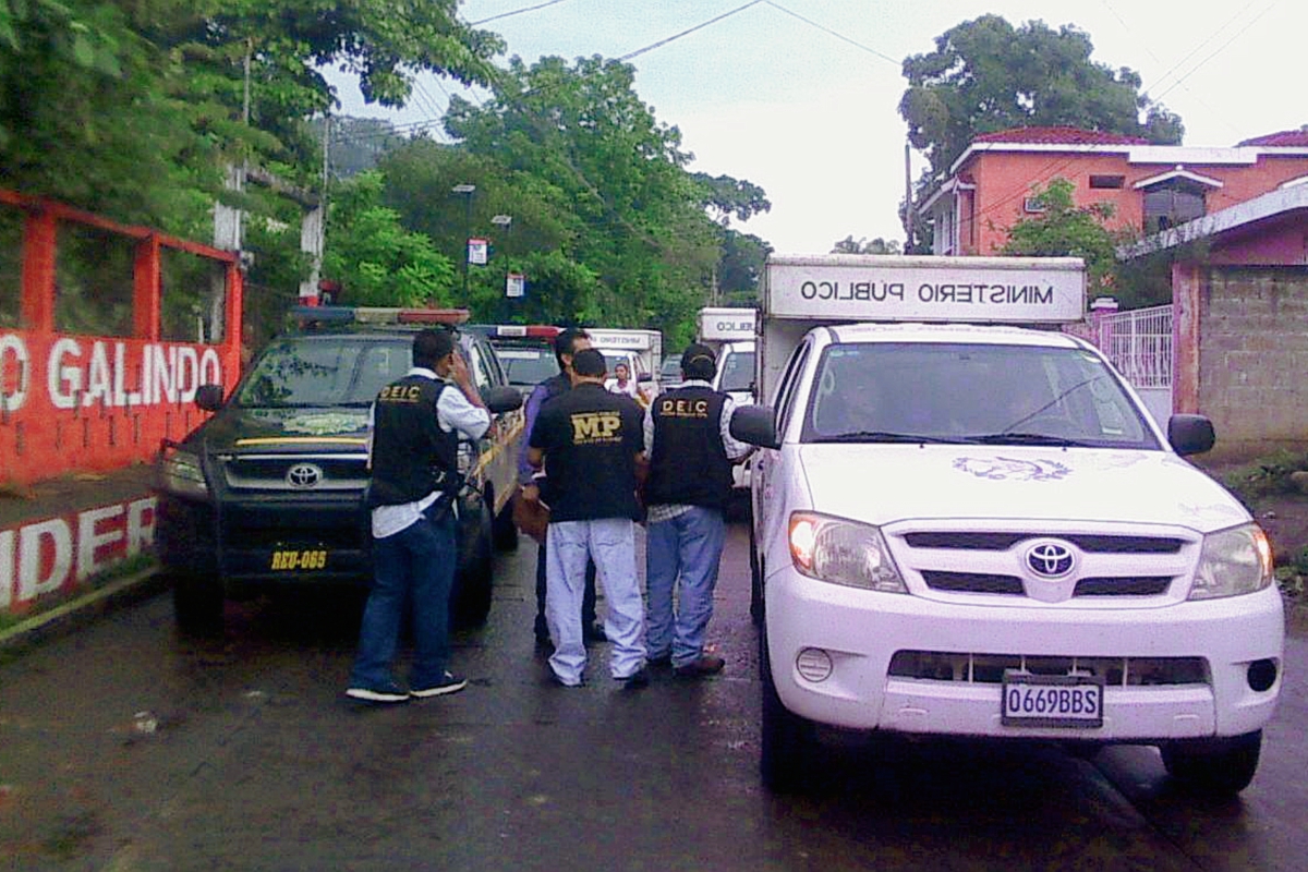 Elementos de la PNC y del MP coordinan allanamientos en la zona 6 de la cabecera de Retalhuleu. (Foto Prensa Libre: Jorge Tizol)