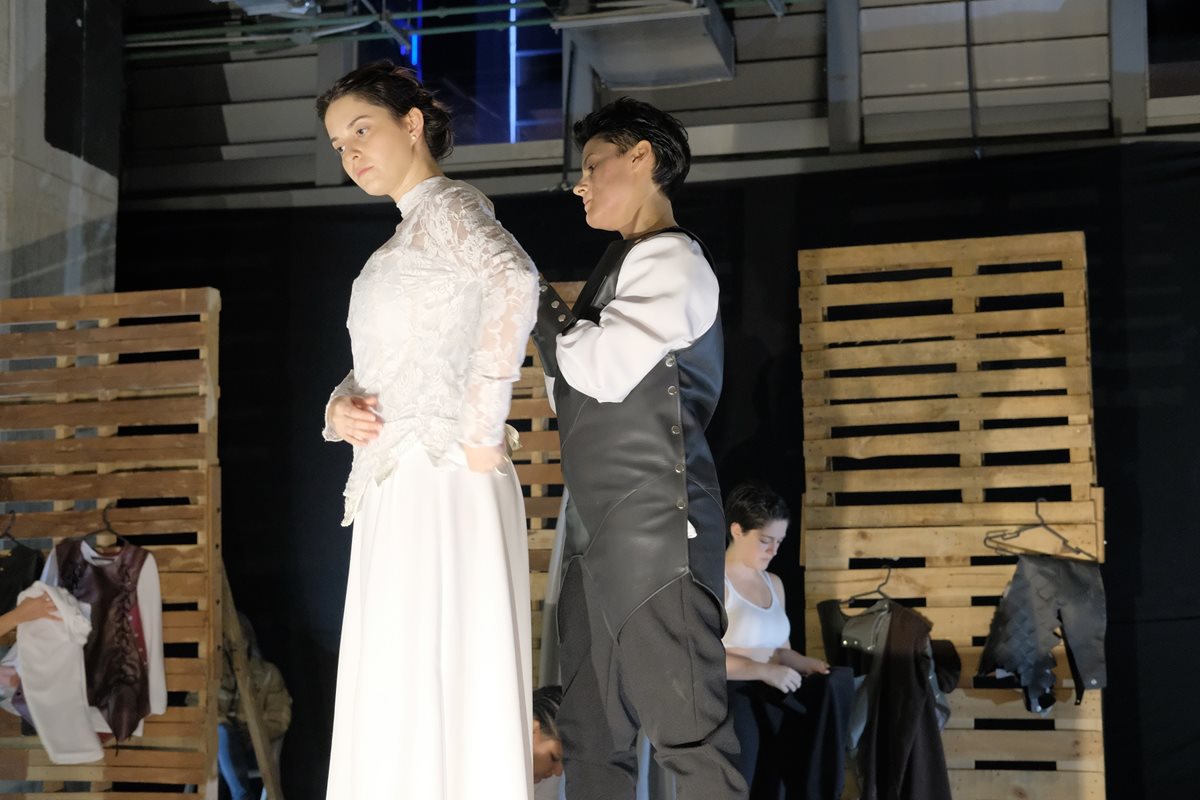 Otelo (Paola Tirado) y Desdémona (Regina Bonifasi) en una escena de Otelo (Foto Prensa Libre: J. Ochoa).