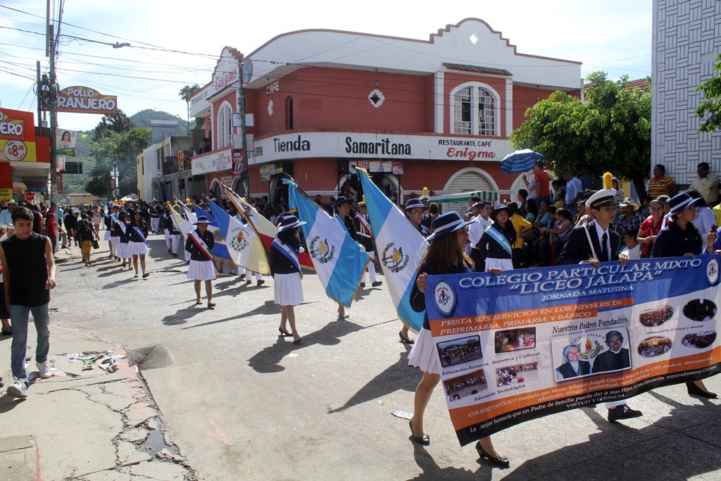 Estudiantes recorren una de las calles de la ciudad de Jalapa, en la celebración del 194 aniversario de la independencia de Guatemala. (Foto Prensa Libre: Hugo Oliva)