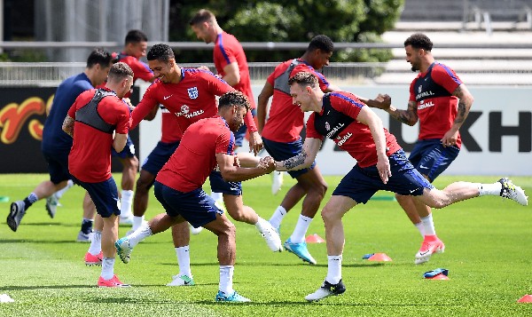 La selección de Inglaterra durante el trabajo antes del duelo contra Francia. (Foto Prensa Libre: AFP)