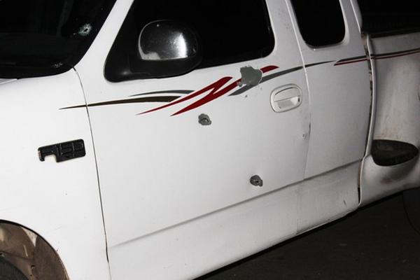 Vehículo en el que se trasladaba el coronel tenía al menos 10 impactos de bala. (Foto Prensa Libre)
