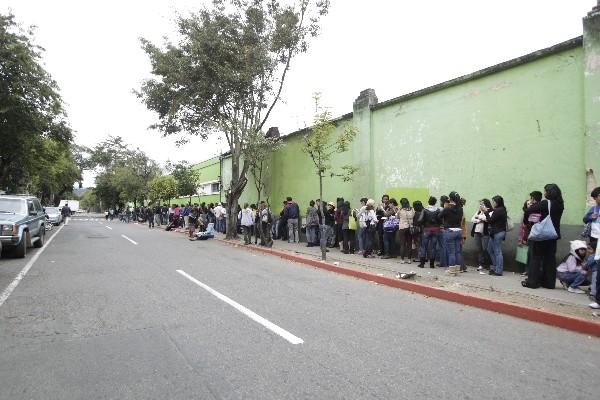 Larga fila de maestros que aspiran a una de las vacantes que ofrece el Ministerio de Educación (Foto Prensa Libre: Edwin Bercián)