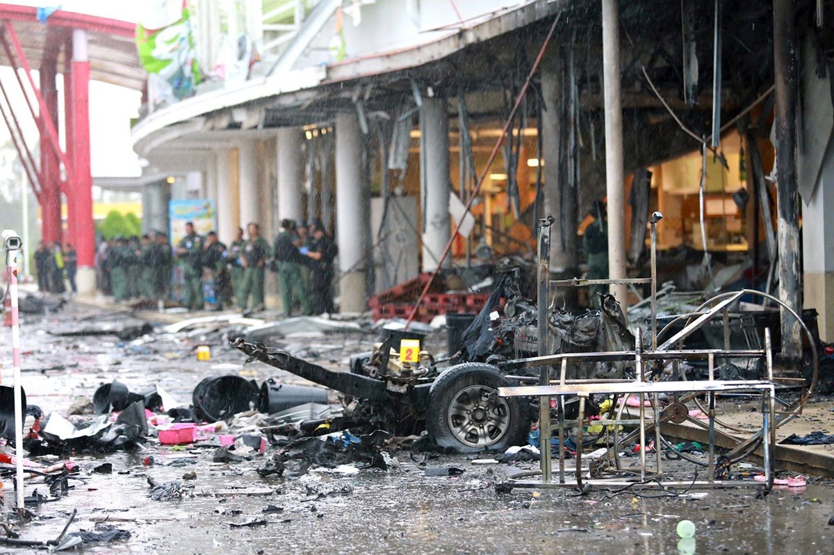 Dos explosiones en un centro comercial de Pattani, Tailandia, deja al menos 58 heridos. (Foto Prensa Libre: AFP)