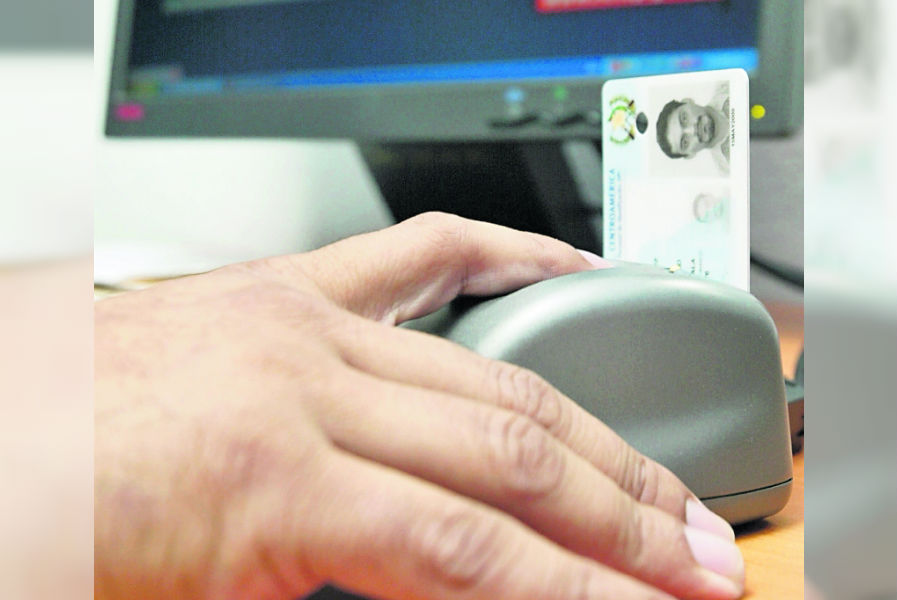 El Renap busca subir otra licitación para adquirir 2 millones de tarjetas para emitir el DPI. (Foto Prensa Libre: Hemeroteca PL)