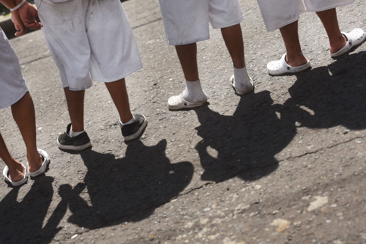 Las autoridades dicen que pandilleros son responsables de la mayoría de hechos violentos en El Salvador. (Foto Prensa Libre: AFP).
