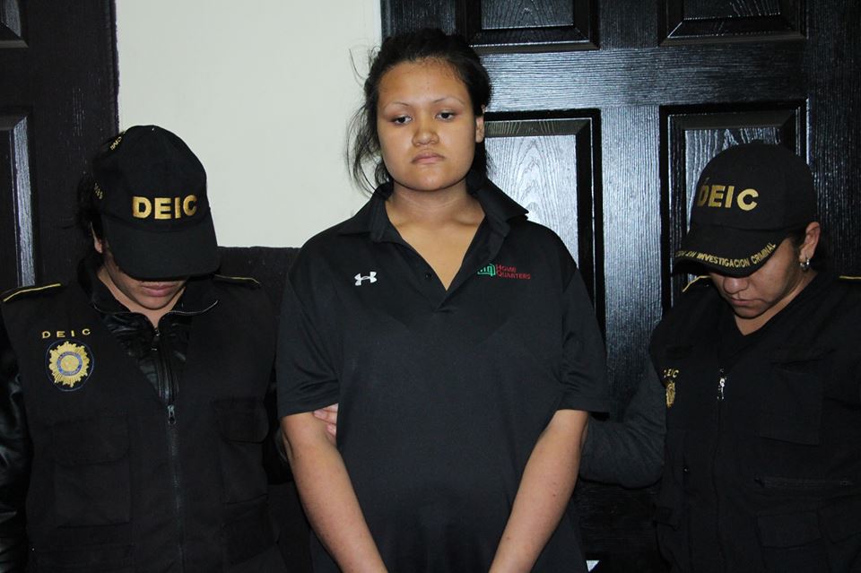 Ángela Magali Rivas es trasladada por agentes del Deic al Juzgado de Mixco. (Foto Prensa Libre: Cortesía PNC)