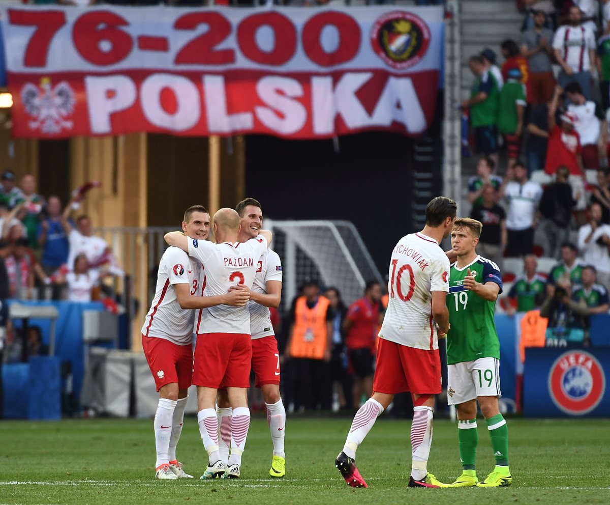 Festejo de los jugadores de Polonia, después de la anotación. (Foto Prensa Libre: AFP)