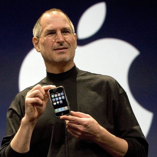Steve Jobs muestra el primer iPhone, en enero de 2007. (GETTY IMAGES)