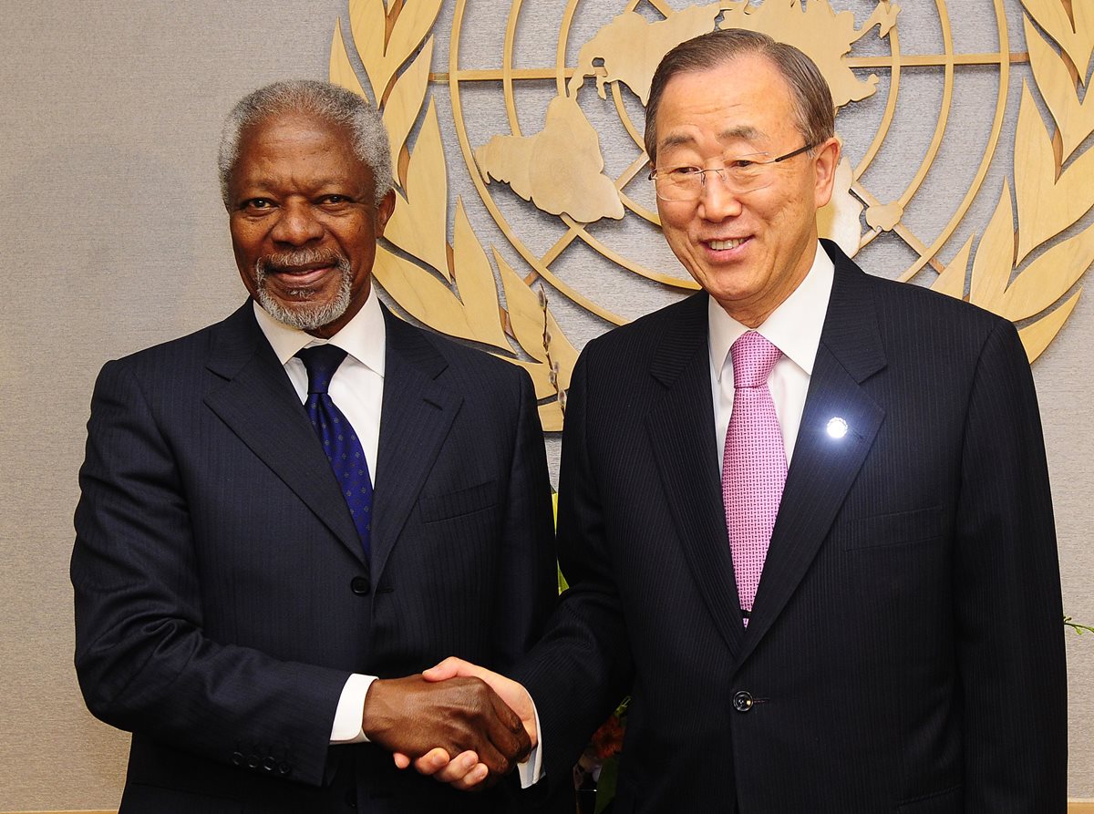 Kofi Annan fungió en 2012 como Enviado Especial Conjunto de ONU y la Liga Árabe para Siria. En la foto aparece con Ban Ki-Moon, Secretario General de Naciones Unidas.