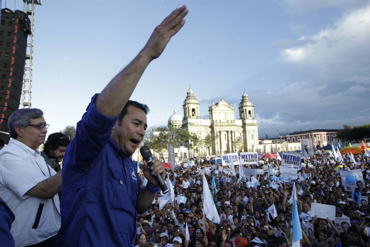Jimmy Morales se dirige a miles de simpatizantes en la Plaza de la Constitución. (Foto Prensa Libre: Edwin Bercián)