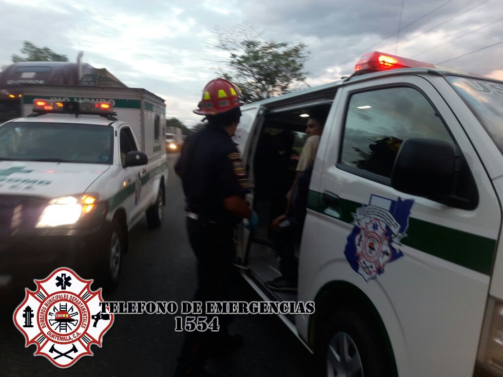 Socorristas atienden a algunos de los heridos en el accidente. (Foto Prensa Libre: @CBMDEPTAL).