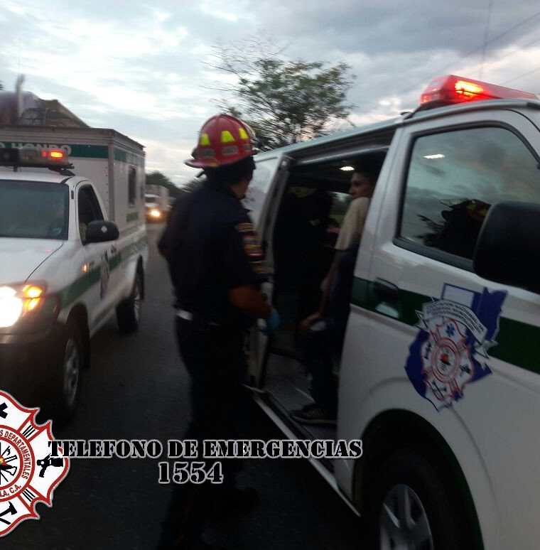 Socorristas atienden a algunos de los heridos en el accidente. (Foto Prensa Libre: @CBMDEPTAL).