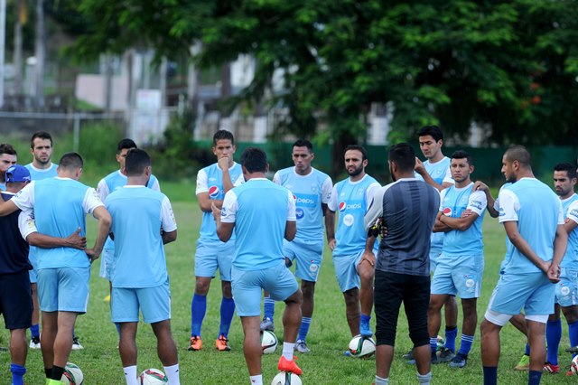 La Selección Nacional se prepara para enfrentar mañana en Puerto España, a Trinidad y Tobago. (Foto Prensa Libre: Edwin Fajardo)