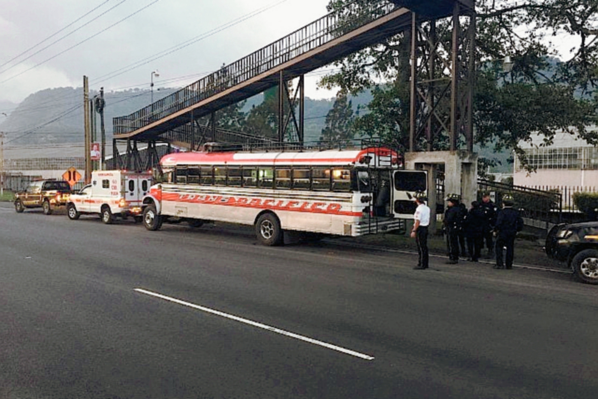 Autobús que fue asaltado en el km 38.5 de la ruta al Pacífico, en Palín, Escuintla. (Foto Prensa Libre: Bomberos Voluntarios)
