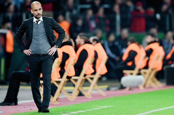 Las lesiones y a bajas en el Bayern Múnich mantienen pensativo a el entrenador Pep Guardiola. (Foto Prensa Libre: EFE).