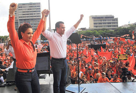 Roxana Baldetti  junto a Alejandro Sinibaldi, durante una concentración política el 21 de septiembre recién pasado, en la Plaza de la Constitución.