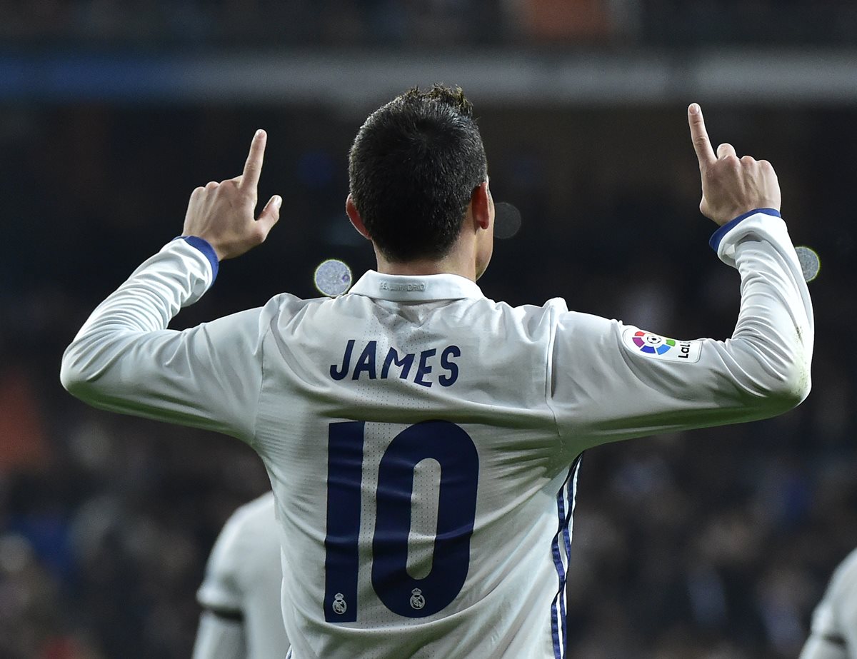 El colombiano James Rodríguez fue la gran figura del Real Madrid, en su triunfo por 3-0 contra el Sevilla (Foto Prensa Libre: AFP)
