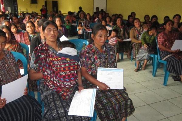 Féminas sostienen  certificados   de formación y capacitación.