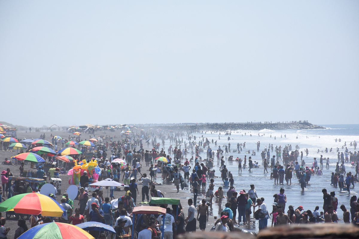 Miles de personas abarrotan la playa pública del Puerto San José, Escuintla. Las autoridades implementan cuadrillas de aseo. (Foto Prensa Libre: Enrique Paredes)