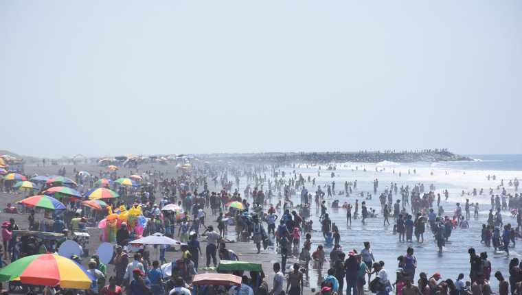 Miles de personas abarrotan la playa pública del Puerto San José, Escuintla. Las autoridades implementan cuadrillas de aseo. (Foto Prensa Libre: Enrique Paredes)