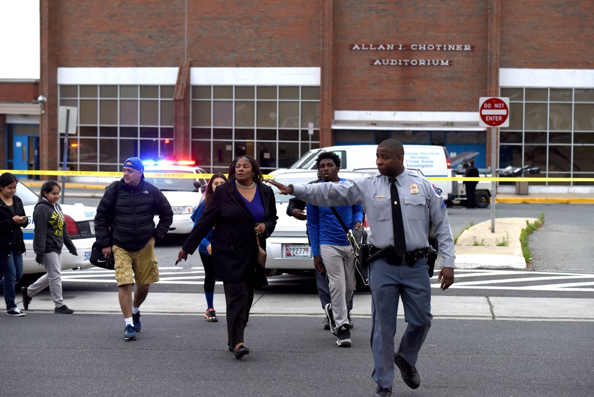 Una mujer muere en balacera en escuela de suburbio de Washington