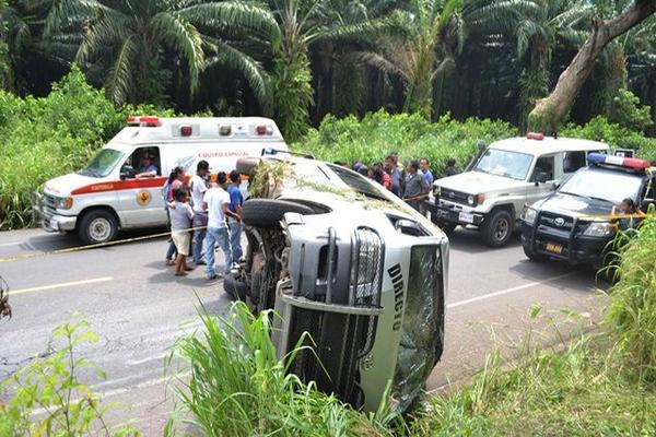 El microbús que conducía Salvador Ortega Martínez quedó volcado en la carretera. (Foto Prensa Libre: Alexánder Coyoy)