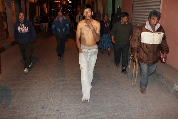 Carlos Enrique Solís Lux fue escoltado hasta el parque central de la cabecera. (Foto Prensa Libre: Óscar Figueroa)