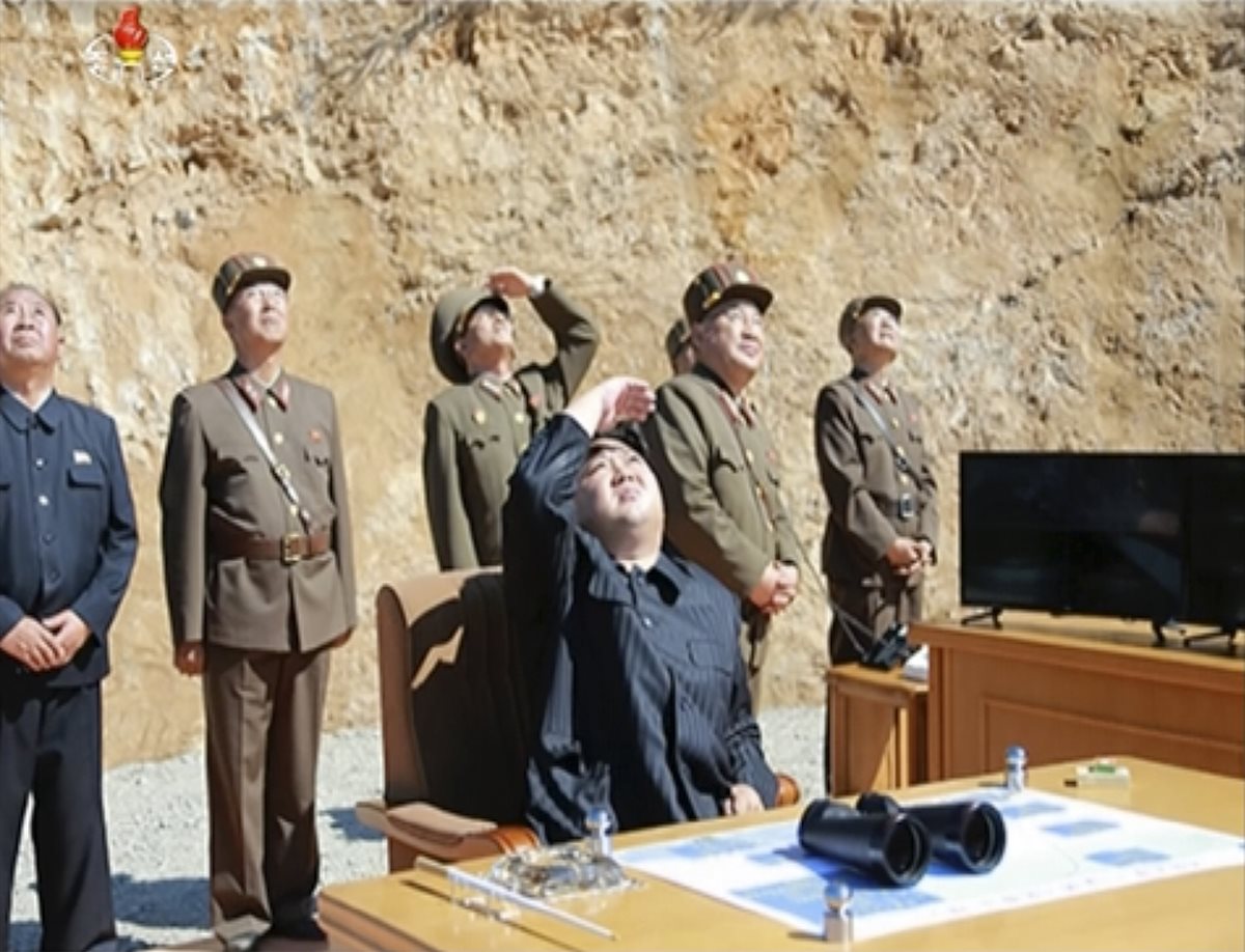 Kim Jung Un, centro, mira el lanzamiento de un misil balístico intercontinental Hwasong-14, ICBM, el 4 de julio último.(AP)