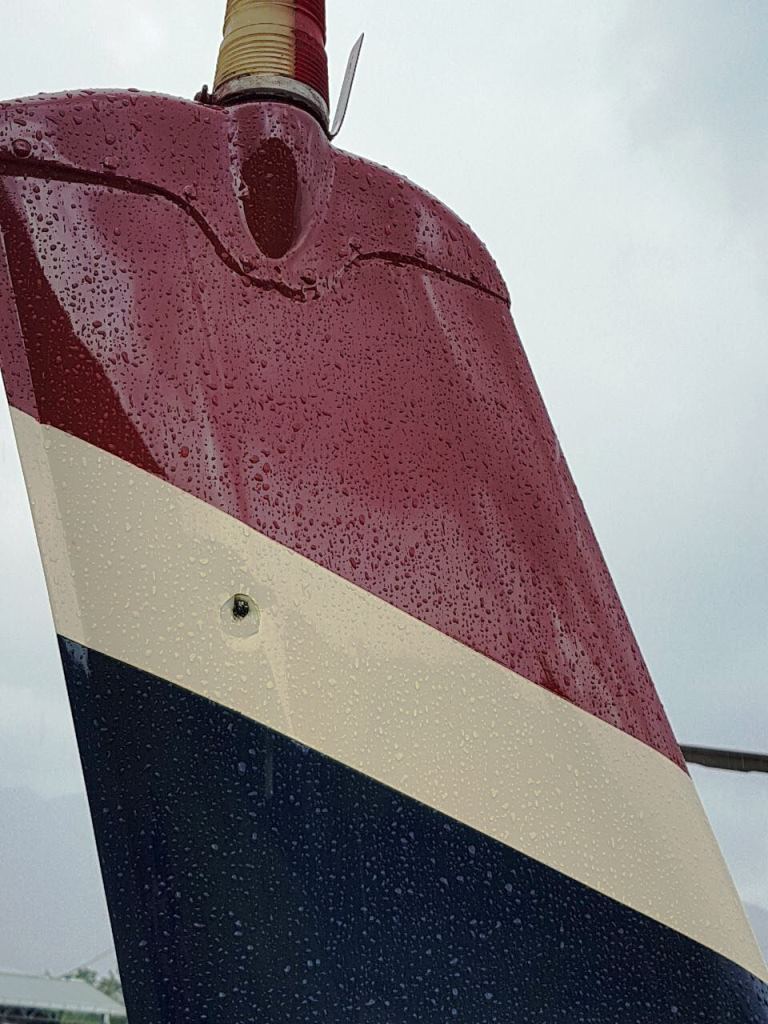 Vista del impacto en una de las aletas del aeronave.(Foto: Minera San Rafael)