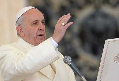 El papa Francisco bendice a los fieles en el Vaticano. (Foto Prensa Libre: AFP).