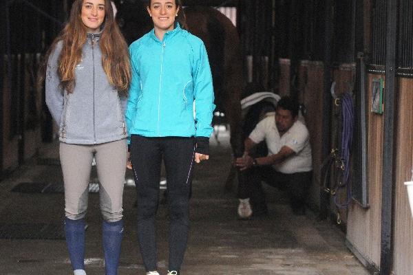 Las hermanas Stefanie e Isabel viven apasionadas por el deporte y por los caballos. (Foto Prensa Libre: Jeniffer Gómez)<br _mce_bogus="1"/>