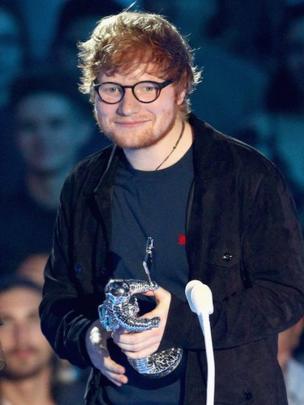 El brit'anico Ed Sheeran fue reconocido como el artista del año. (GETTY IMAGES)